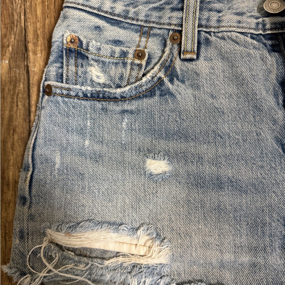 Levi’s 501 shorts size 25. Light denim. Button up fly. High waisted - Picture 3 of 13